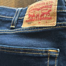 Levi Women’s Capris 