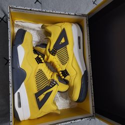 Jordan 4 "Lightning" Size 9M/10.5W