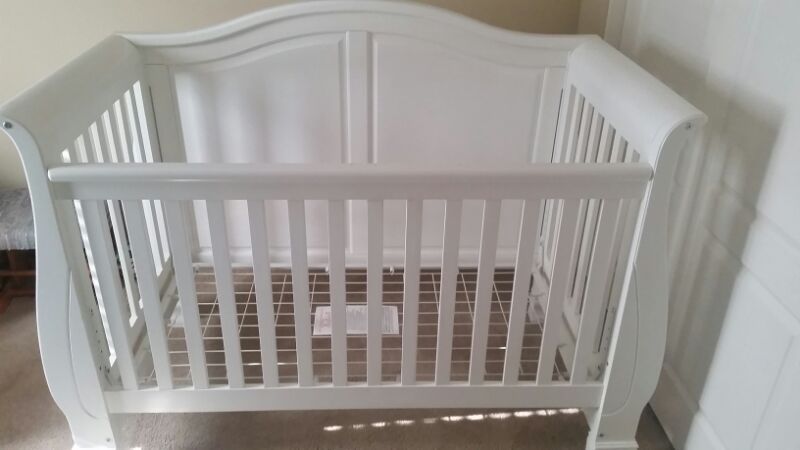 Baby R Us - White Bergamo 4 in 1 Madison Crib - Model Da822bc (jw).