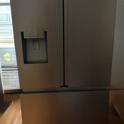 Standard-Depth 25.4-cu ft 3.0 -Door 36-in Wide French Door Refrigerator with Dual Ice Maker with Water and Ice Dispenser (Fingerprint Resistant Stainl