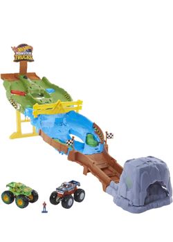 Hot Wheels Monster Trucks Toys, Wreckin’ Raceway