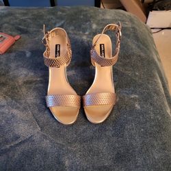 Karl Lagerfeld Paris, Gold Metallic Leather. Size 9.5