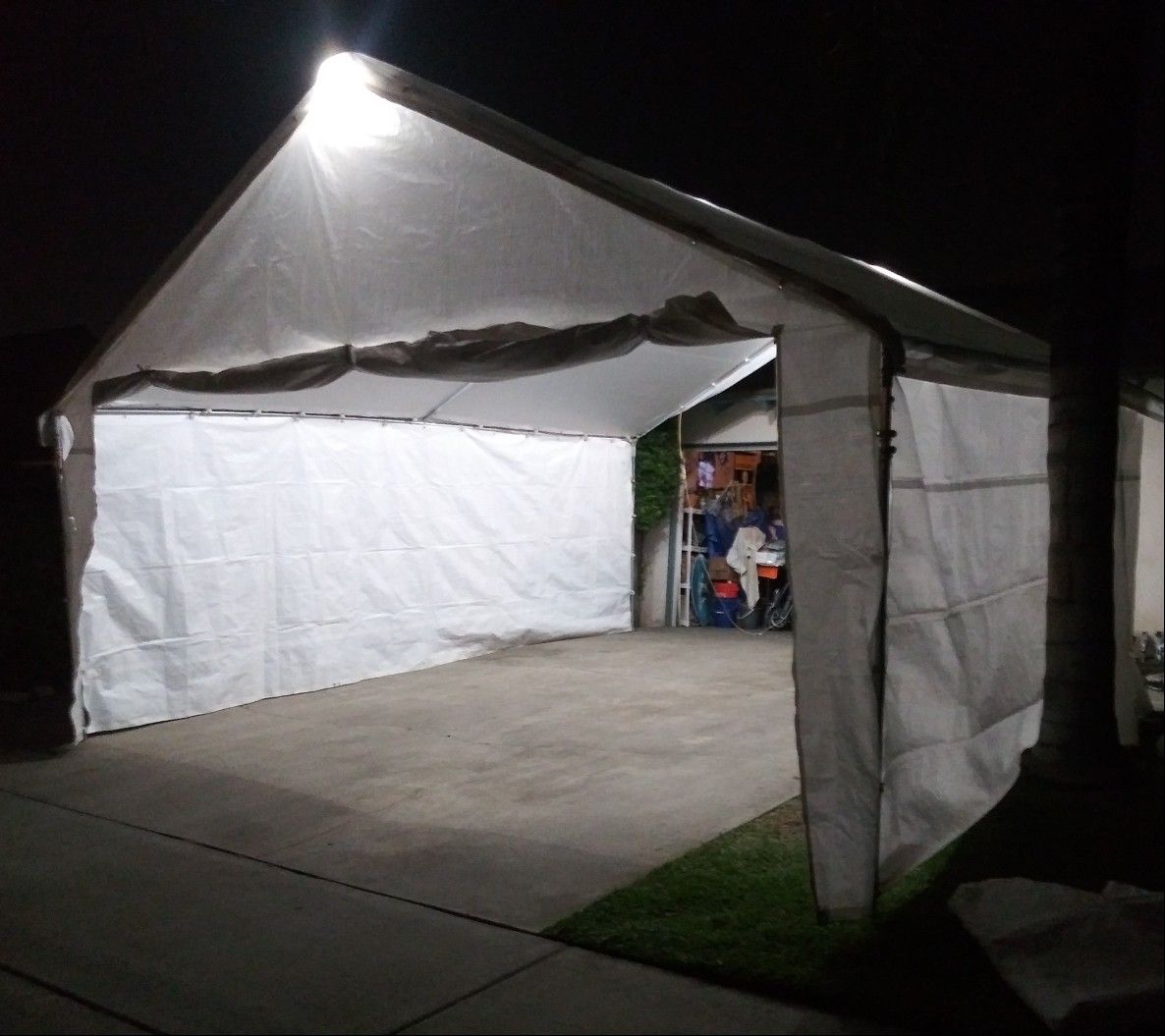 Enclosed 20x20 tent