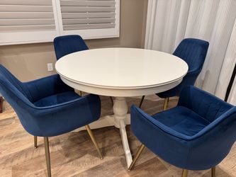 Extendable table with 4 chairs