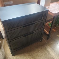 3-Drawer Black Solid Wood Transitional 29 in. Reeded Dresser(New)
