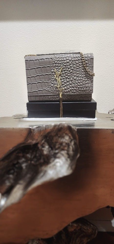 Elegant Croc-Embossed Gray Shoulder Bag with Gold Chain