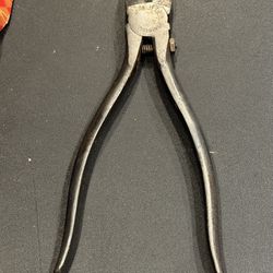Vintage Utica tools 48-7” plastic cutting diagonal pliers. Box in rough shape and missing flaps. Cutting head in great condition.