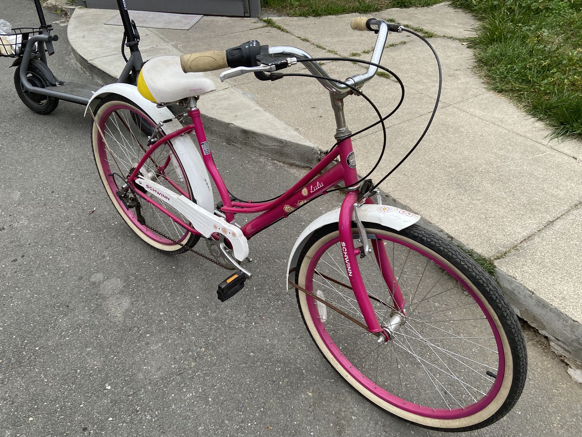Girls Schwinn Lulu Beach Cruiser