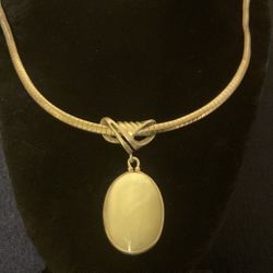 VINTAGE sterling Silver (925) Flat Necklace And (925)Pendant With Oval Pearlshell