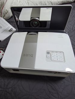 BenqQ mw843UST projector  3000 lumens  like new ultra short throw