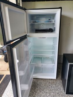 Insignia 18 Cu. Ft. Top Freezer Refrigerator – Black – Works Great