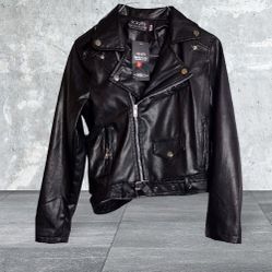 Young Women's plu Leather Jacket Size 2-3 vintage.
Rocker  light wear and style.