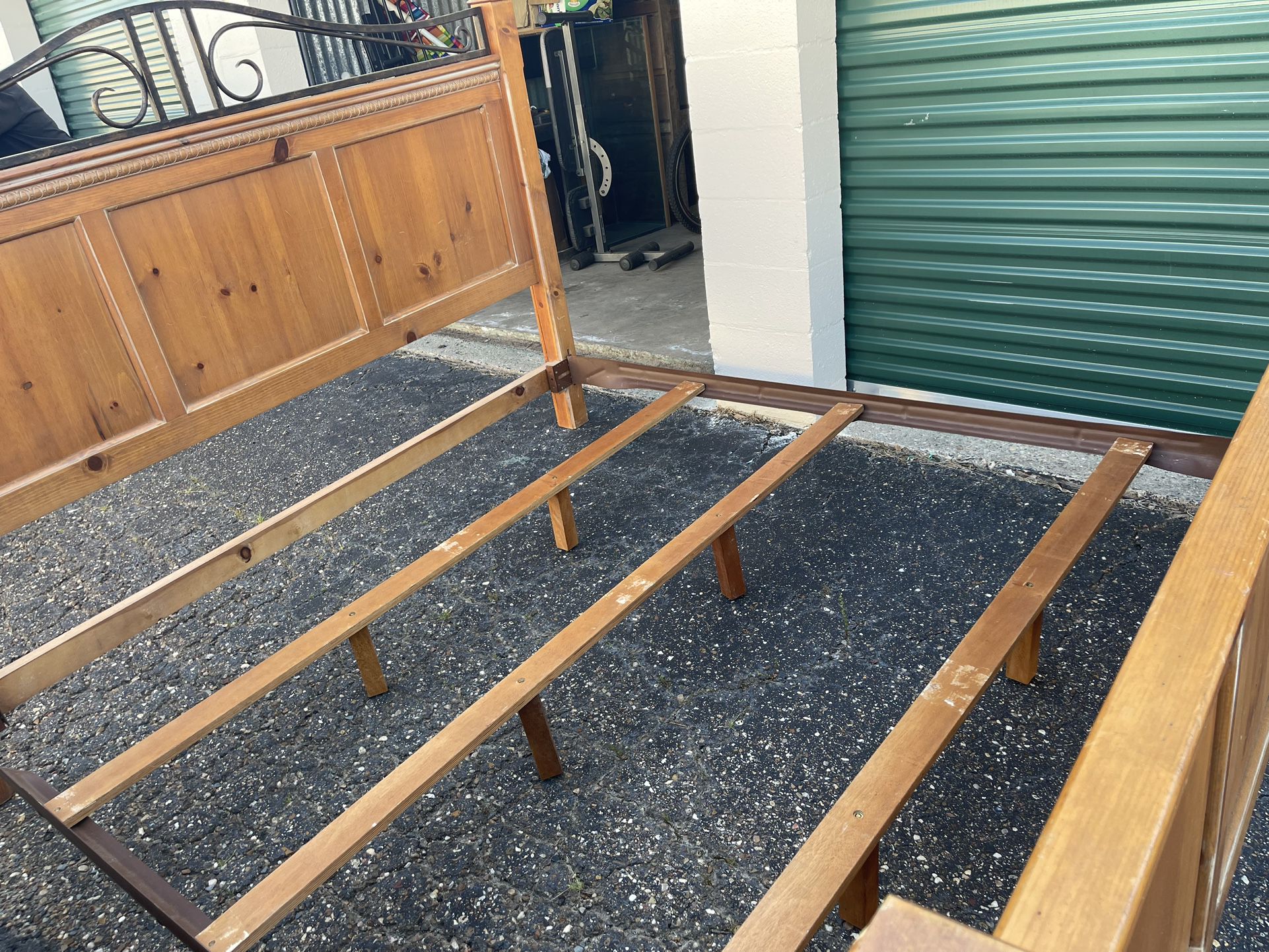 King Bed frame I Good Condition 