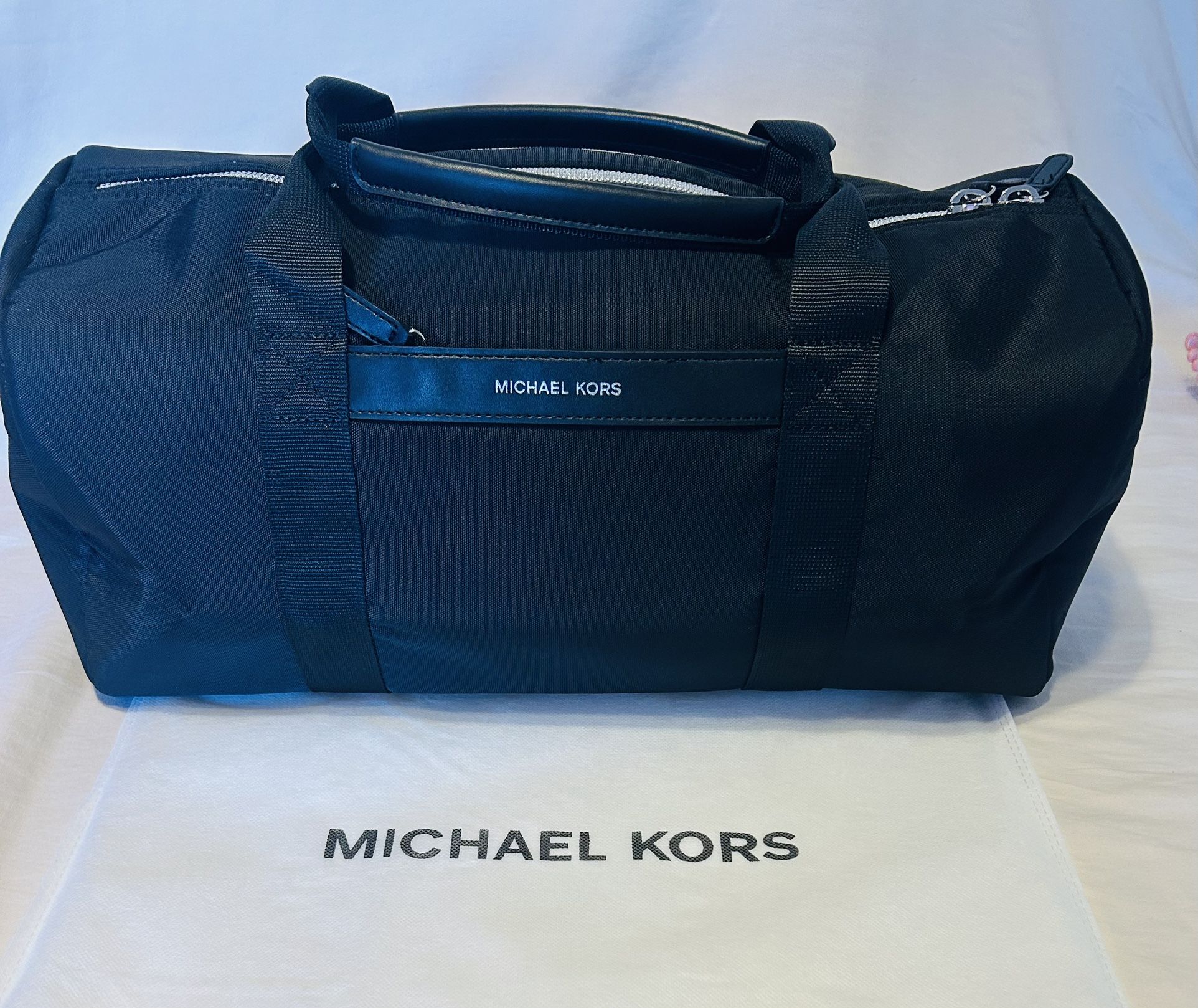Michael Kors Black Barrel Duffle Bag For Men / Maletín Para Hombre