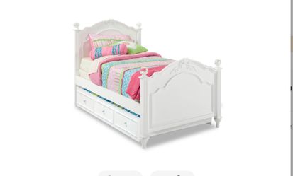 Bob’s Madelyn twin trundle bed, perfect condition for local pickup only Smithtown