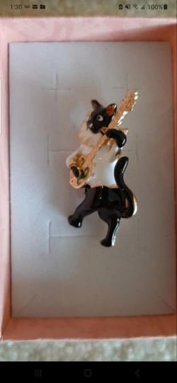 Black & White Enamel Cat playing a Banjo Brooch.