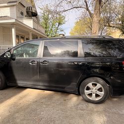 Toyota sienna LE 8 seater van