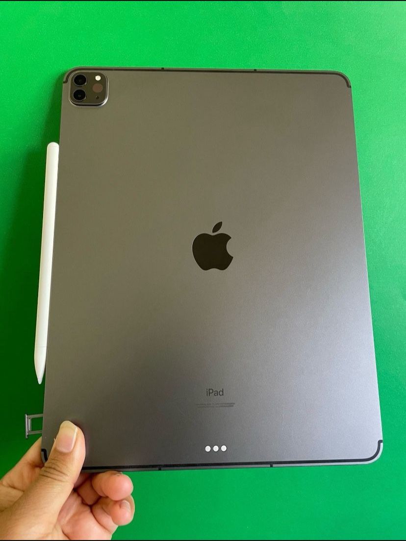 256GB Apple IPad Pro 12.9” 4th Generation (2020 Model/ Face ID/Liquid Retina) with pen keyboard case & Accessories (1TB $849)