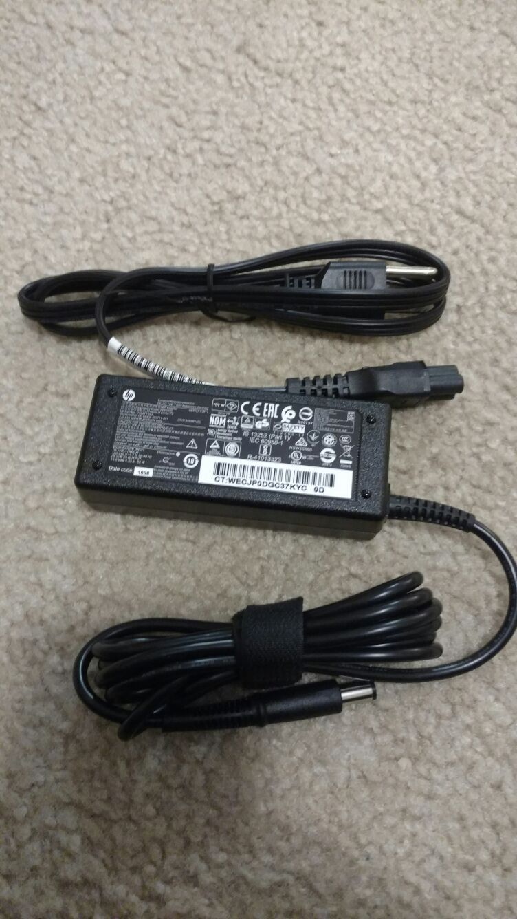 Hp 65w slim laptop power adapter. New