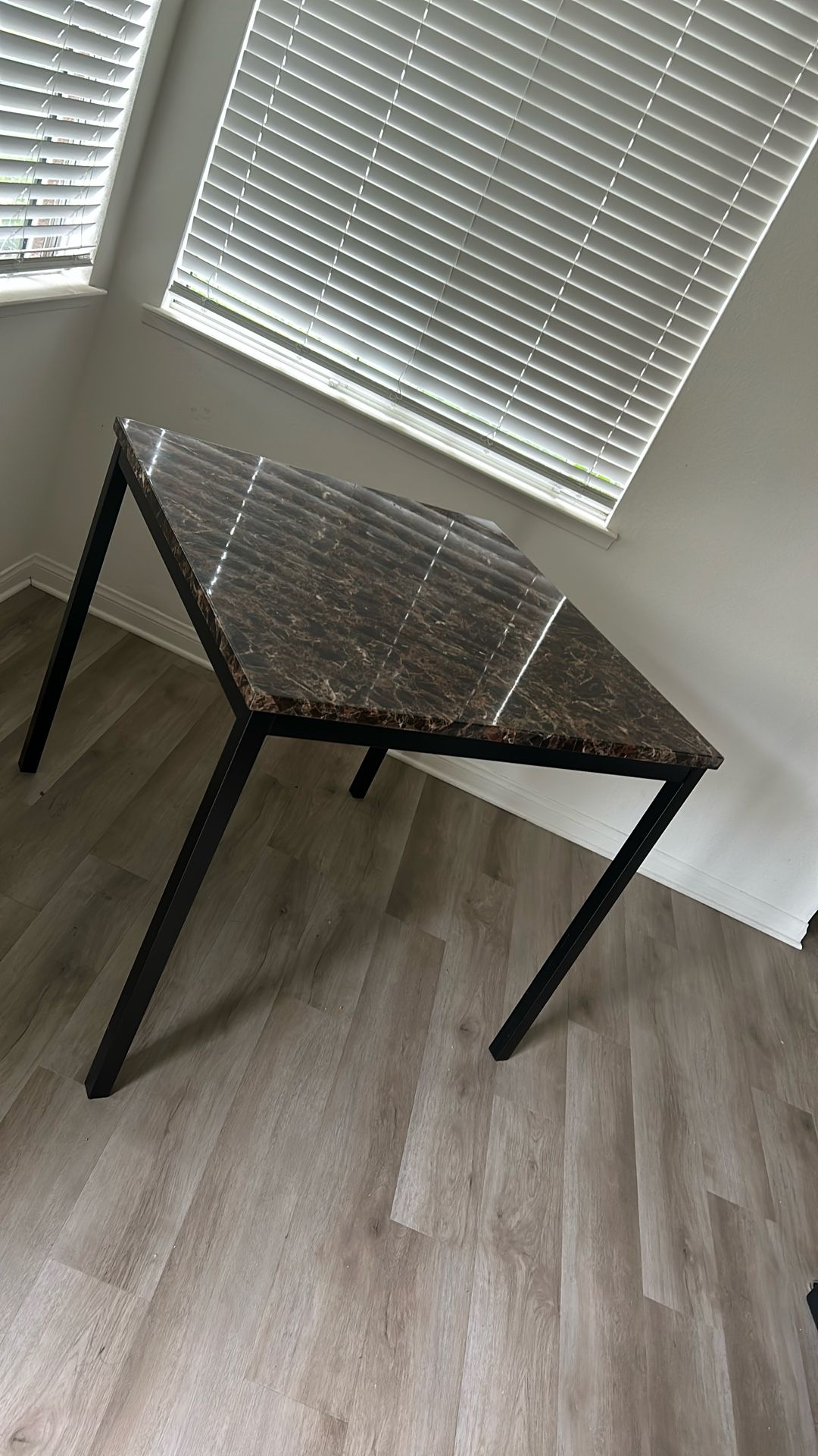 4 Seat Kitchen Table w 4 Chairs