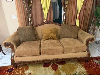 Elegant Traditional 3-Seater Sofa with Solid Wood Trim