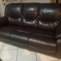 Leather Couch &The 👈🏡🏡🏡🏡🏡🏡🏡🏡👉Side Table 👈🏡🏡🏡🏡👉($325.00)👈