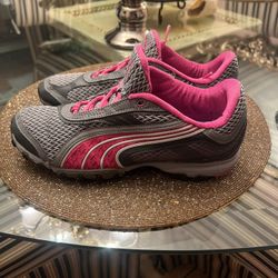 Women Shoes 👟 Pumas Size 8-1/2