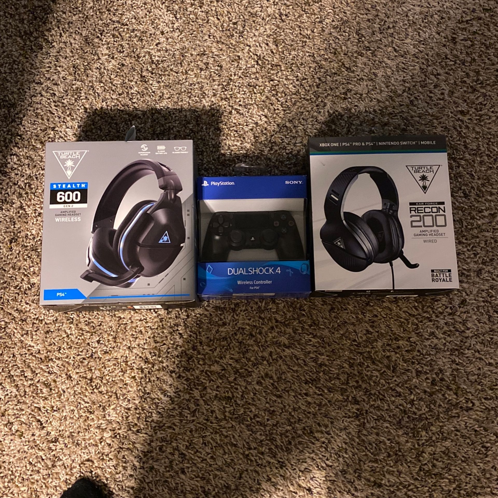 PS4 Controller And Headsets