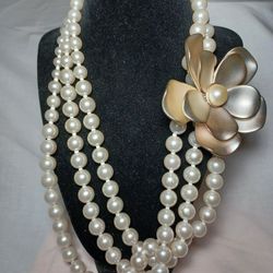 Faux Pearl Necklace With Flower!