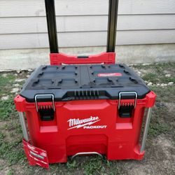 Milwaukee New Rolling Tool Box Pack out 