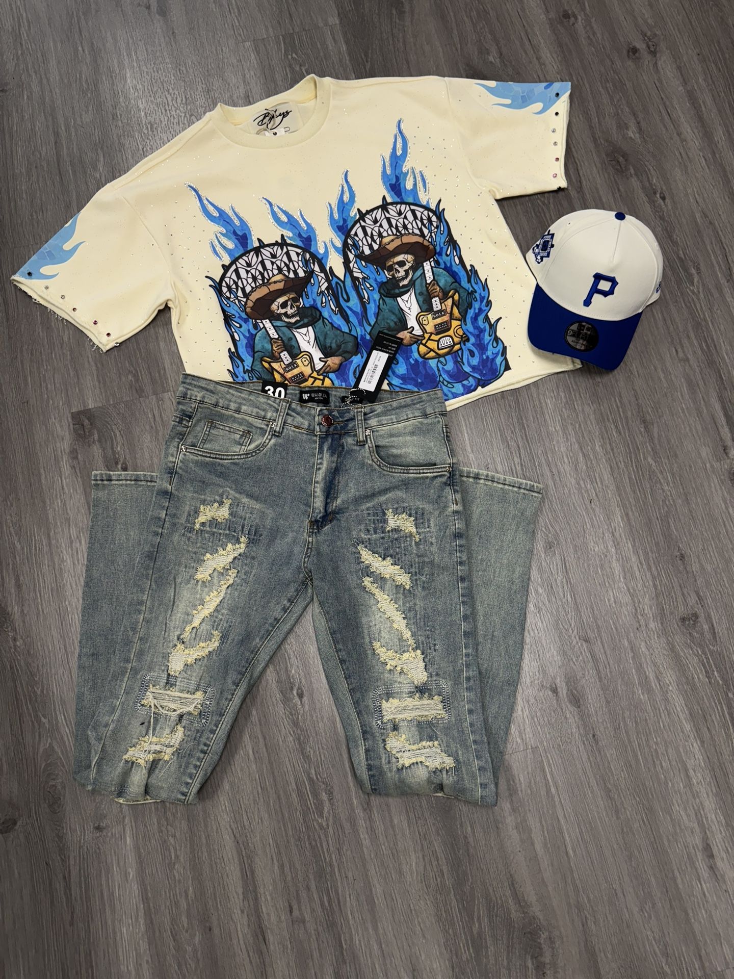 T SHIRT HAT AND JEANS 120$ Everything TODO 120$