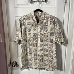 Mens Size Extra Large Short Sleeve Button Down Front Shirt. Brand reyn’ spooner.  Made of 60% cotton and 40% polyester.  Preowned Good Condition . Smo