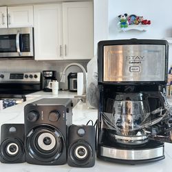 Parlantes y Cafetera $30