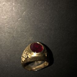 Anillo de oro con ruby