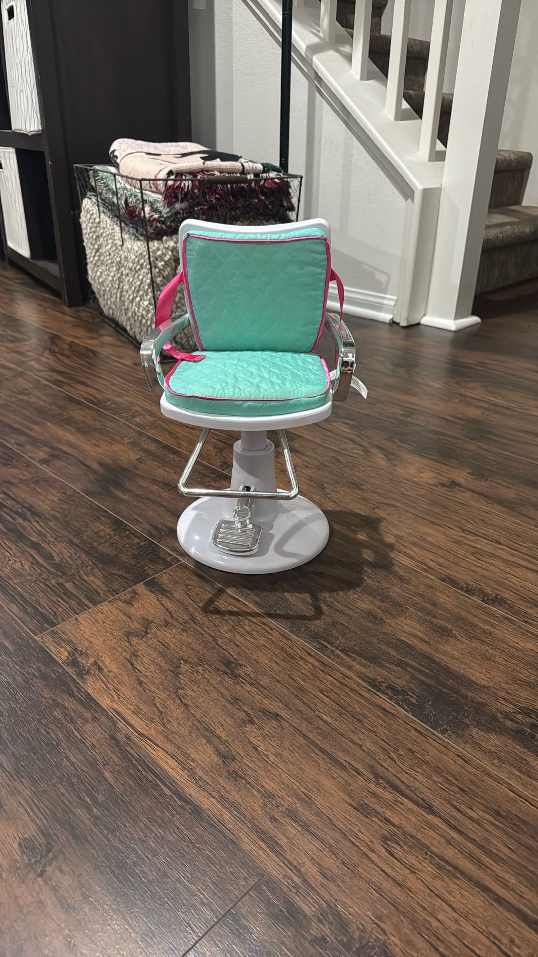 Toy Doll Hairstylist Chair