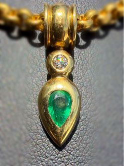 18k solid yellow gold 0.07Ct Natural Diamond 0.4Ct Green Emerald stone pear shape charm pendant