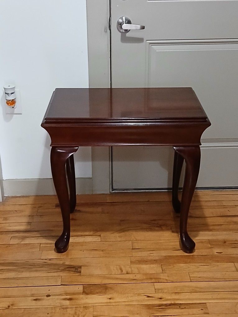 The Bombay Company Queen Anne Style End/Side Table