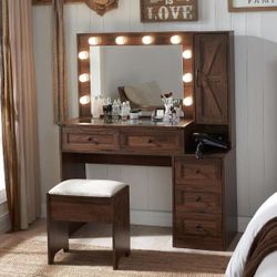 Farm makeup desk with charging station, 