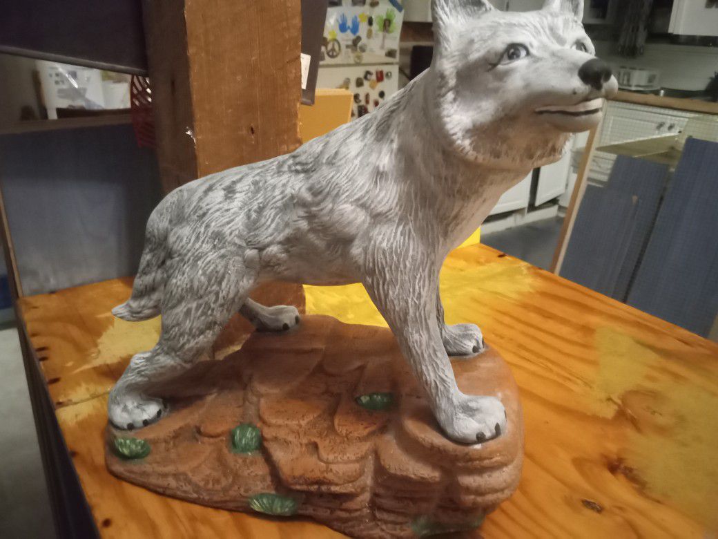 3D gray wolf statue