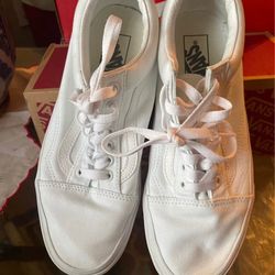 Women’s “old Skool” true white Vans