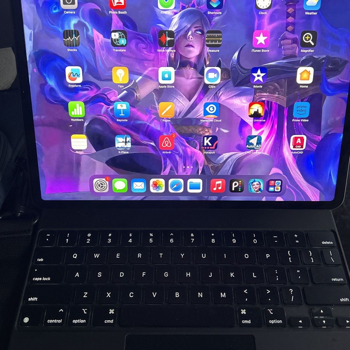 12.9 IPAD PRO AND MAGIC KEYBOARD 