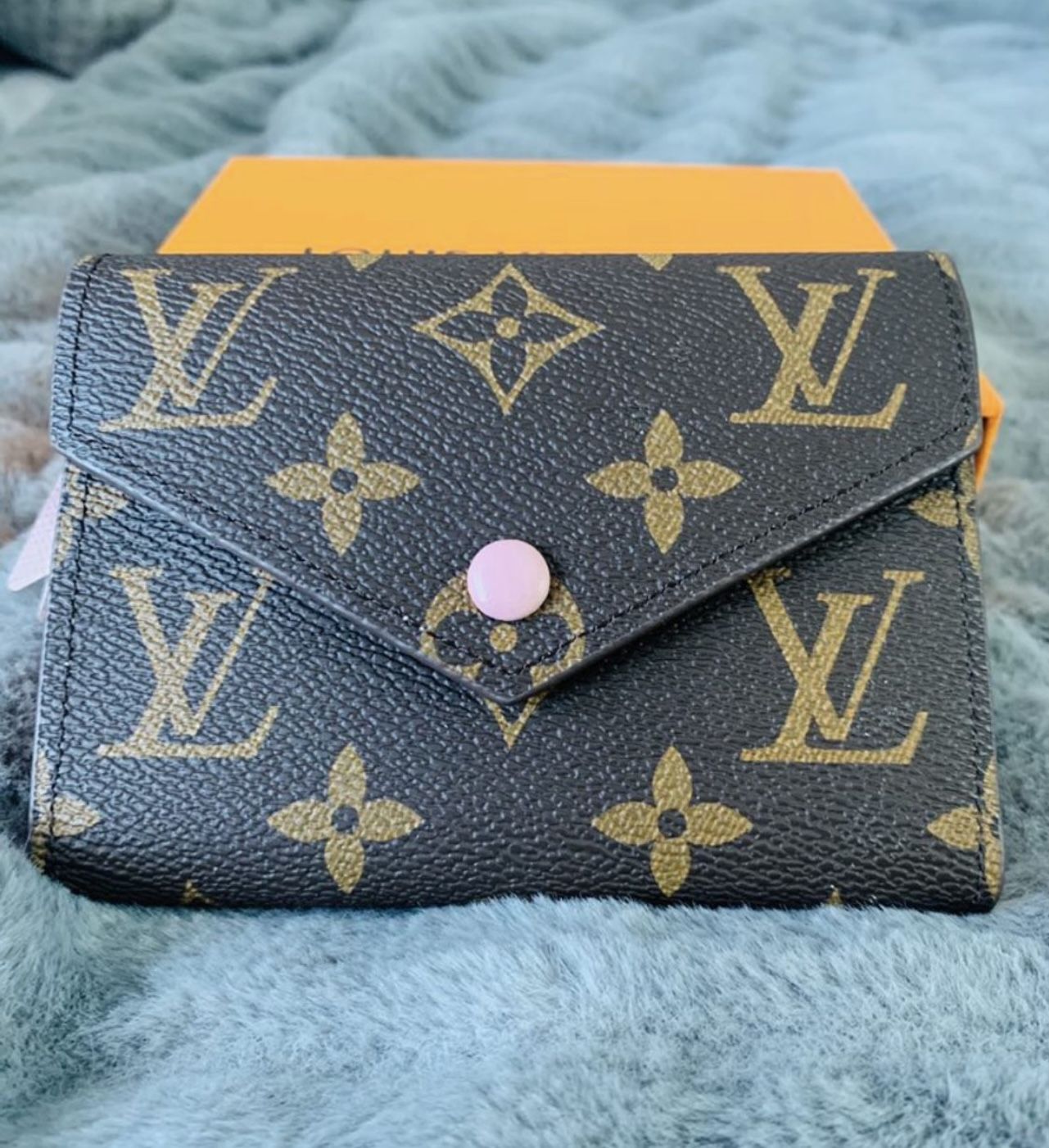LV Wallet top quality comes with dust bag. for Sale in Victorville