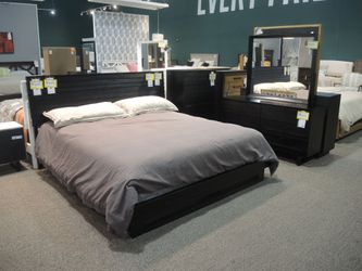 Rotta Rio King Platform Bed - Black Horizontal Slat Headboard - Modern Floor Sample