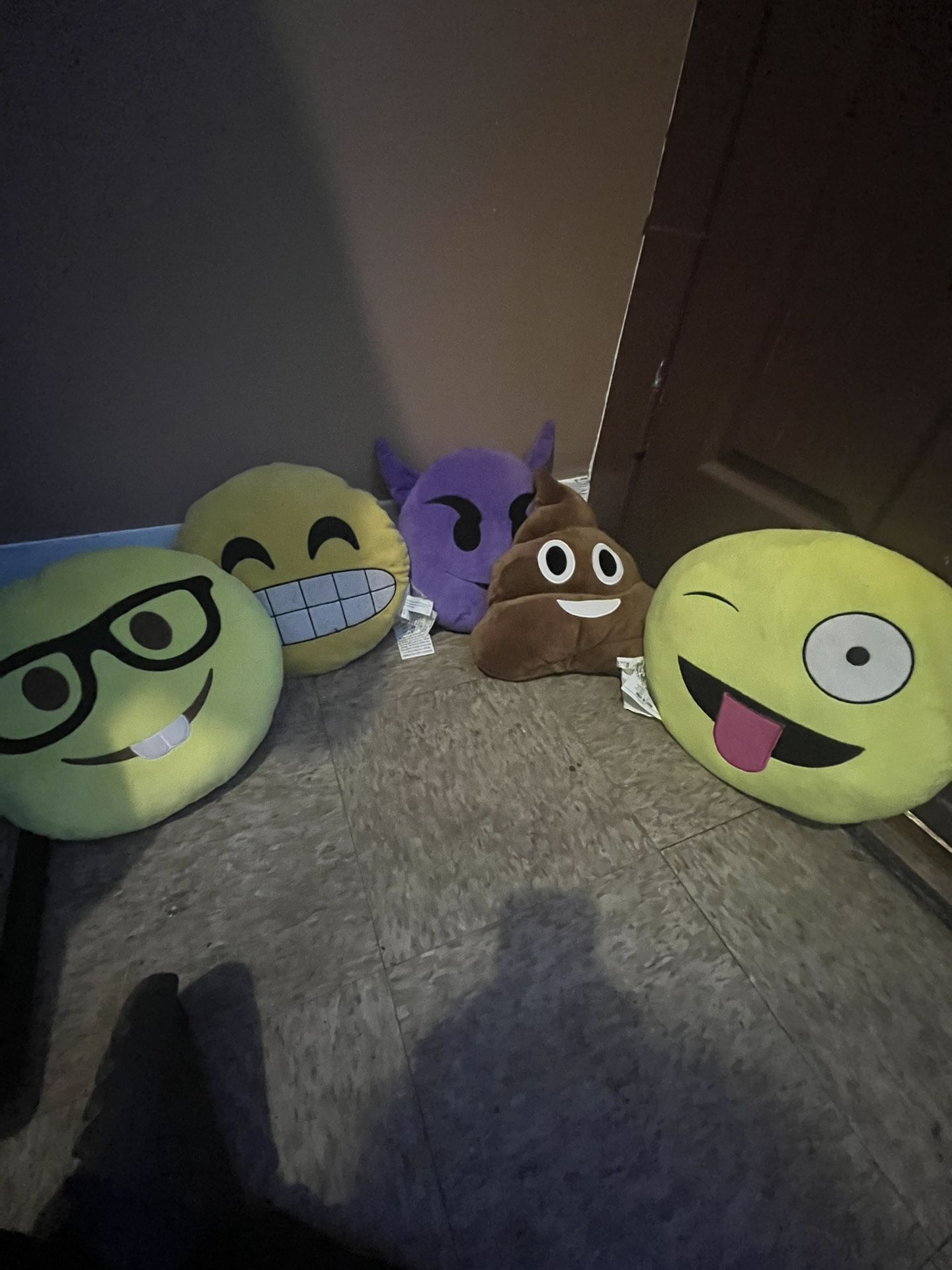 Emoji Pillows (5$ - 1) (20$ For All 5)