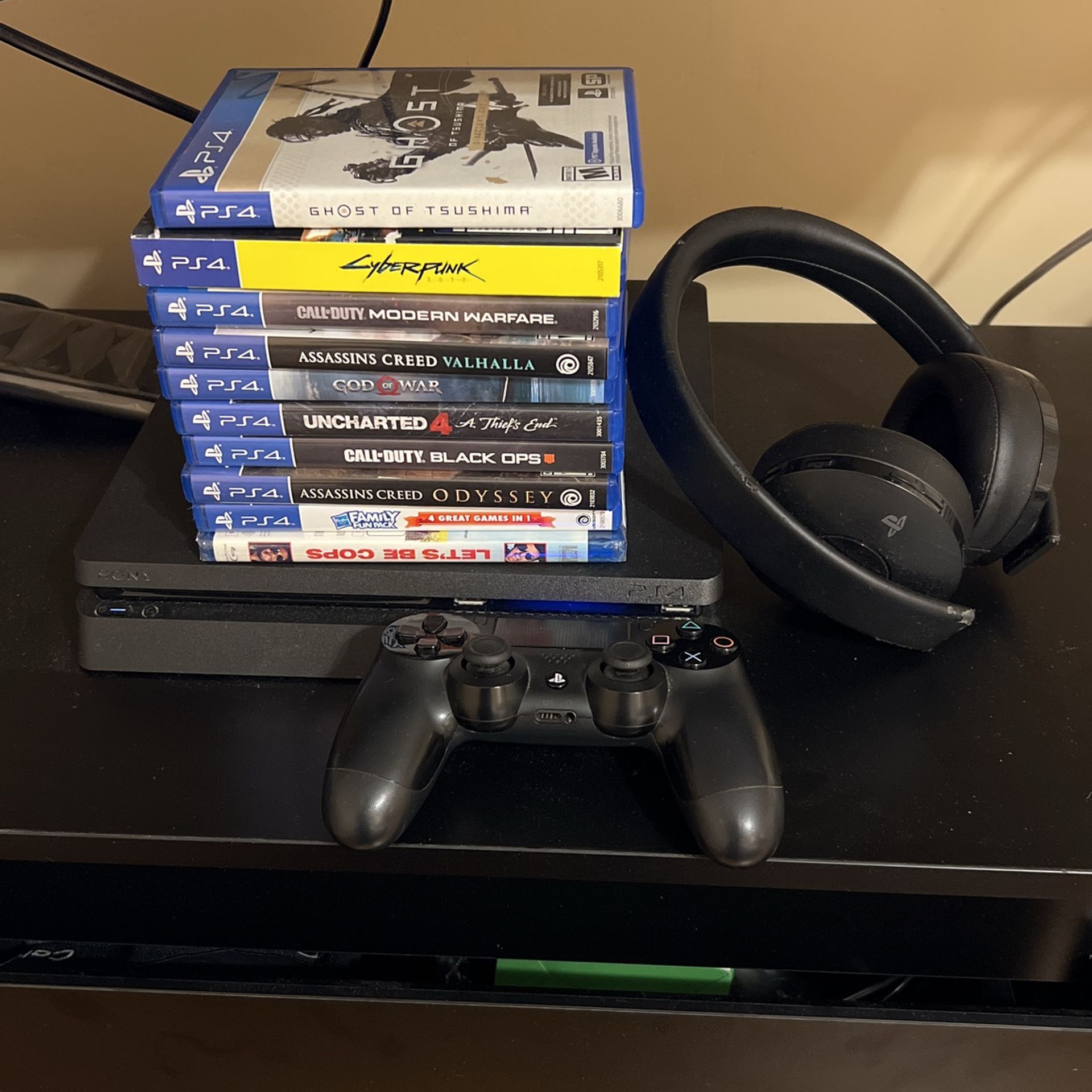 PS4 with 9 games, headphones and 1 crontoller
