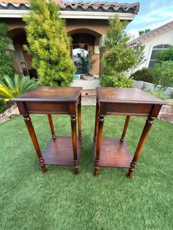 14"x14”H28” French Rubberwood Traditional End Table