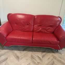 Bold Red Leather Couch – Modern Retro Vibes 