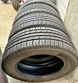 225/65/17 Michelin 🌟🌟 Vendo un set de llantas con 80% de vida las 4 🌟🌟🤩