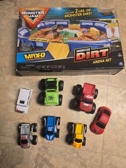 Monster Jam Monster Dirt Arena Set with Toy Trucks