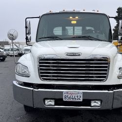 2020 FREIGHTLINER FLAT BED TRUCK WITH LIFT GATE